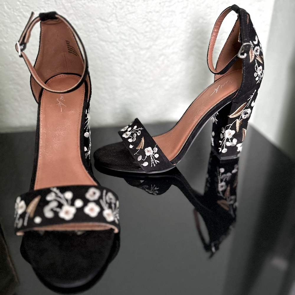 Beautiful Black Embroidered Shoe  4 1/2 inch heel